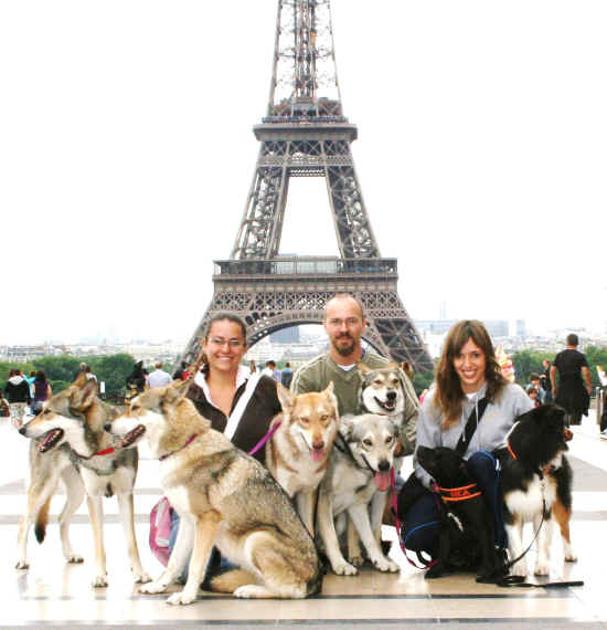 Sara, Federico e Serena sotto la Torre Eiffel